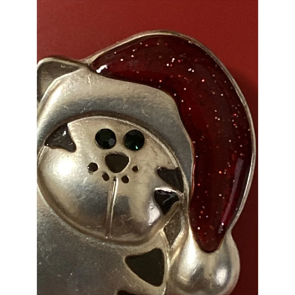 NWT Kohl’s Christmas Cat with Dangling Feet Brooch Santa Hat Enamel Pin 2.5” NEW